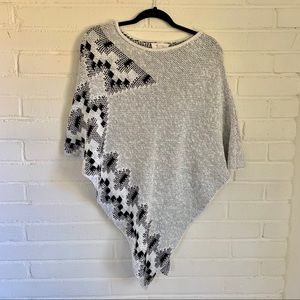 VINCE CAMUTO Geometric Poncho